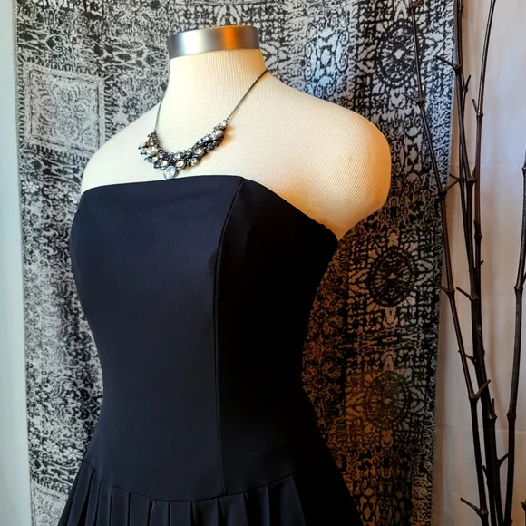 WHBM...STUNNING DRESS - Picture 3 of 5